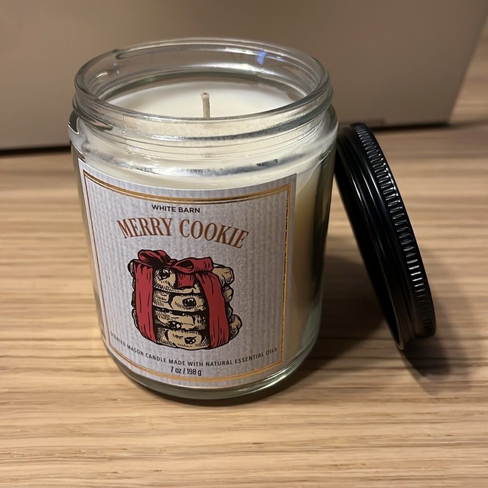 Bath & Body Works Single Wick Candle. Merry Cookie. - Picture 2 of 3
